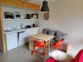 Studio rénové proche centre station avec balcon - parfait pour 5 pers - FR-1-346-376